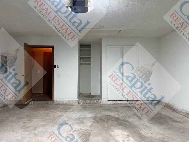 Building Photo - Charming 3 Bedroom