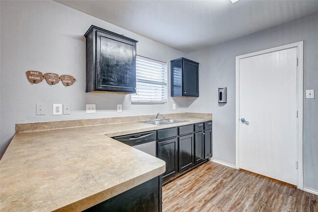 Building Photo - Welcome to this charming one-story home, ready for immediate occupancy!