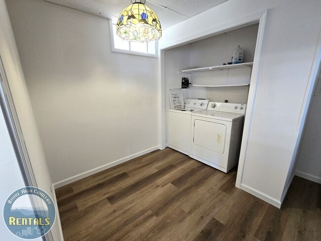 Building Photo - 3-Bed/1.5-Bath Duplex Unit Available - Close to Campus!