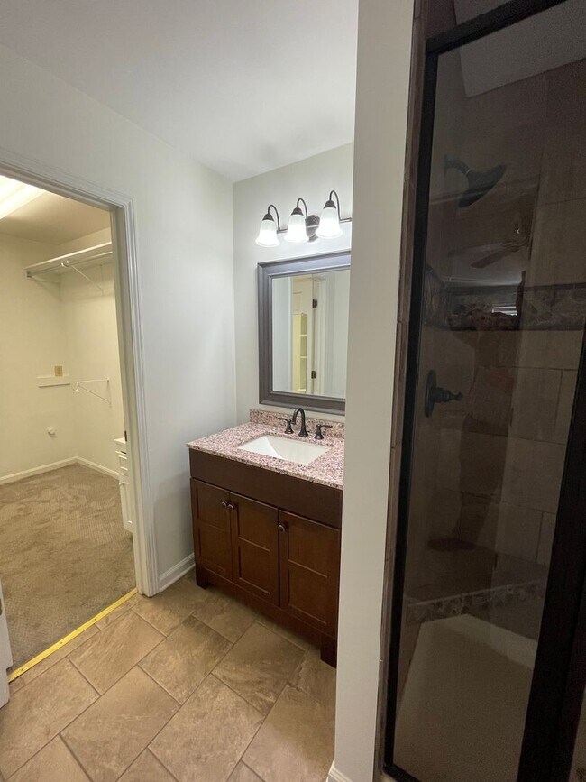 Building Photo - Large 4/4 House in Maplewood $2,650