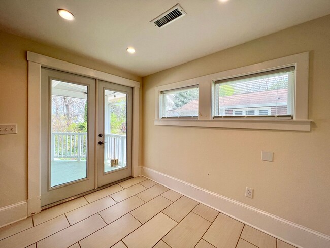 Building Photo - Charming 2 Bedroom Home - All utilities in...