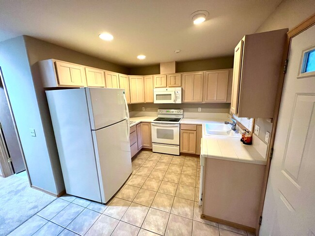 Building Photo - Charming 2 Bedroom Condo minutes from I5 a...