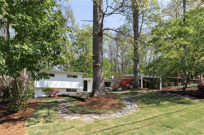 Building Photo - 1690 Cotswold Dr NE
