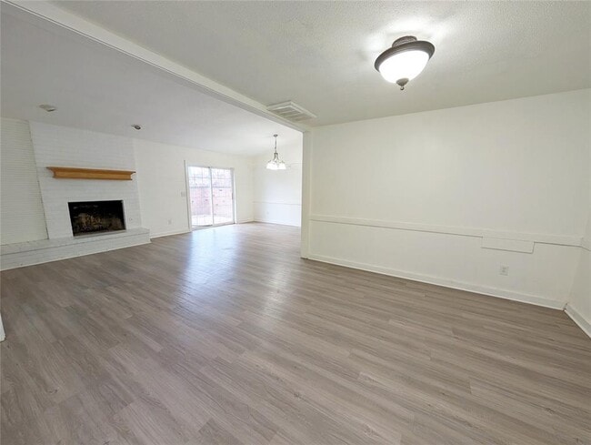 Building Photo - 3301 Oakbrook Dr