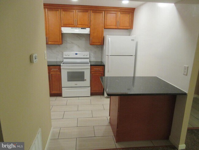 Building Photo - 820A Putnam Blvd