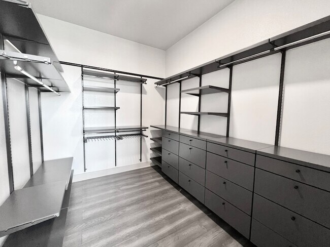 Building Photo - 3330 Oak Grove Ave