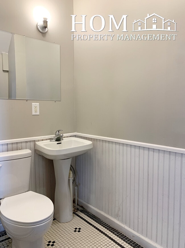 Building Photo - 127 Center St