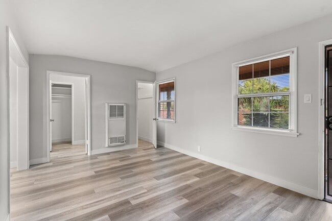 Building Photo - 801-815 Saint Louis Avenue