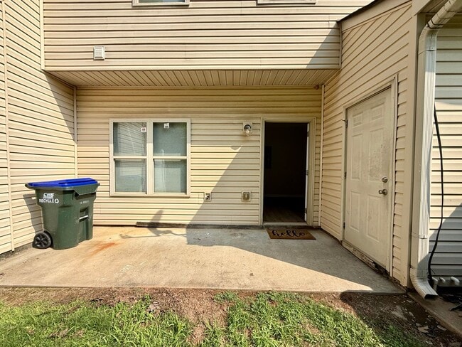 Building Photo - Great Oakwood Location- 3 bedroom, 2.5 bat...