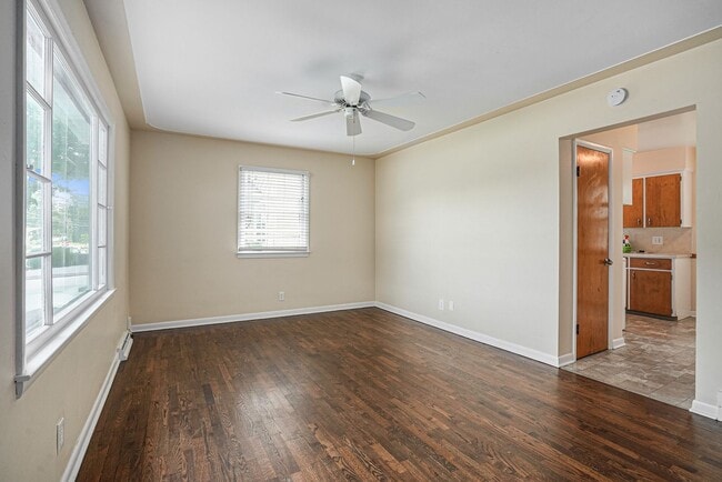 Building Photo - AVAILABLE IN AUGUST! 3 Bedroom, 1 Bath Sin...