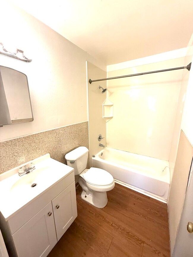 Building Photo - ** 3 bed 1 bath located in Boylston ** Call 334-366-9198 to schedule a self showing