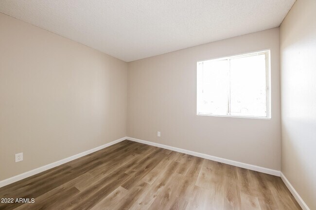 Building Photo - 337 W Kristal Way