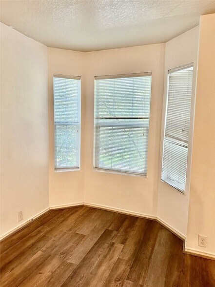 Building Photo - 29740 Sullivan Oaks Dr