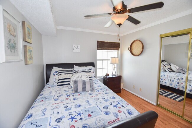 Building Photo - Spacious Condo Beautifully Furnished