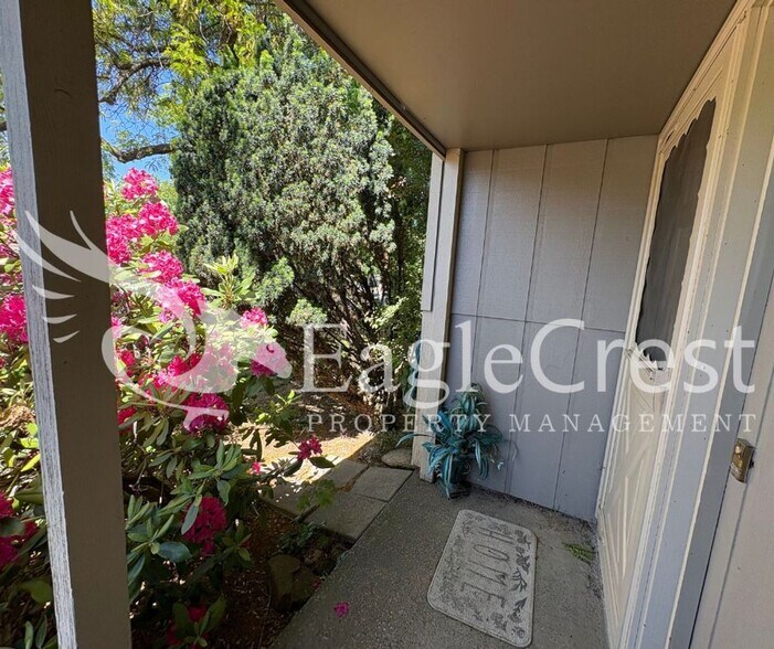 Building Photo - 3 Bedroom 2 Bathroom Single Family Home With Great Outdoor Space!!