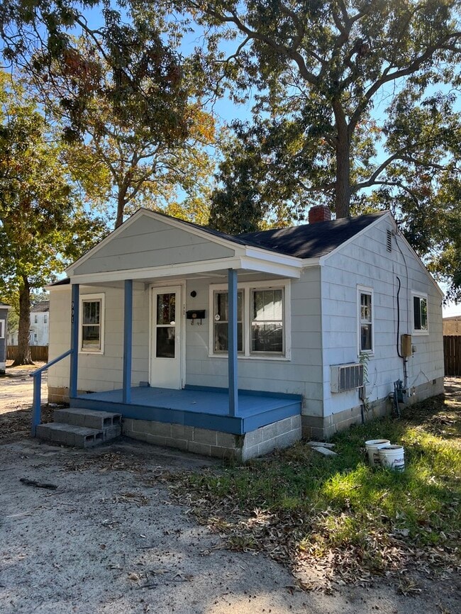 Building Photo - 901 Rapids St