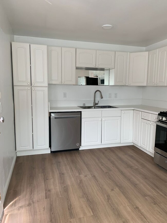 Building Photo - Spacious 2 bedroom