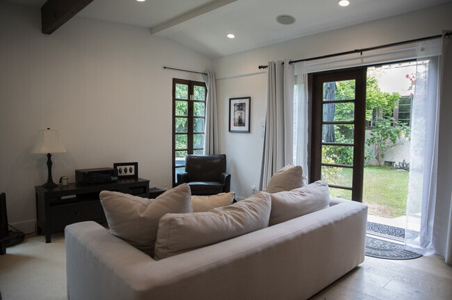 Building Photo - Fully Furnished Back House- Prime Location