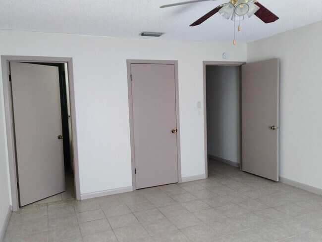 Building Photo - 100 Royal Way Dr