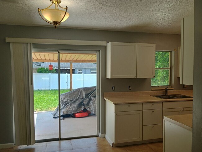 Building Photo - 4 bedroom 2 bathroom House- fenced in yard