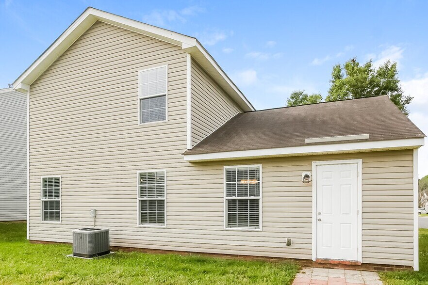 Building Photo - 1405 Summer Coach Dr