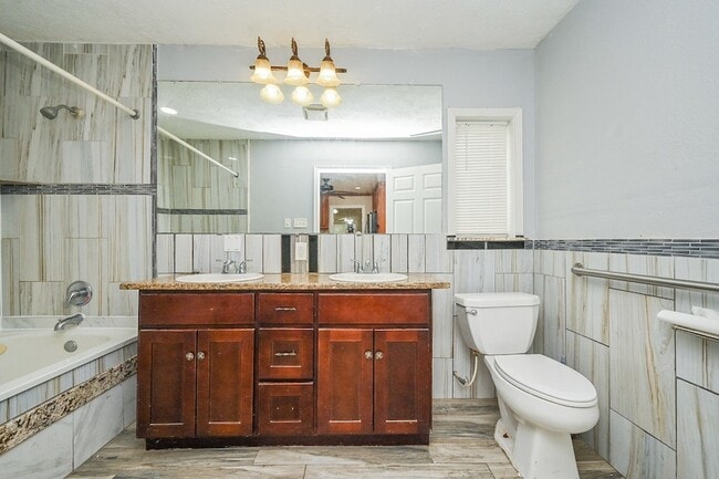 Building Photo - 416 N Houston Ave