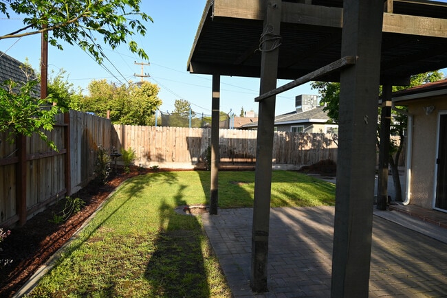 Building Photo - 881 W Rialto Ave