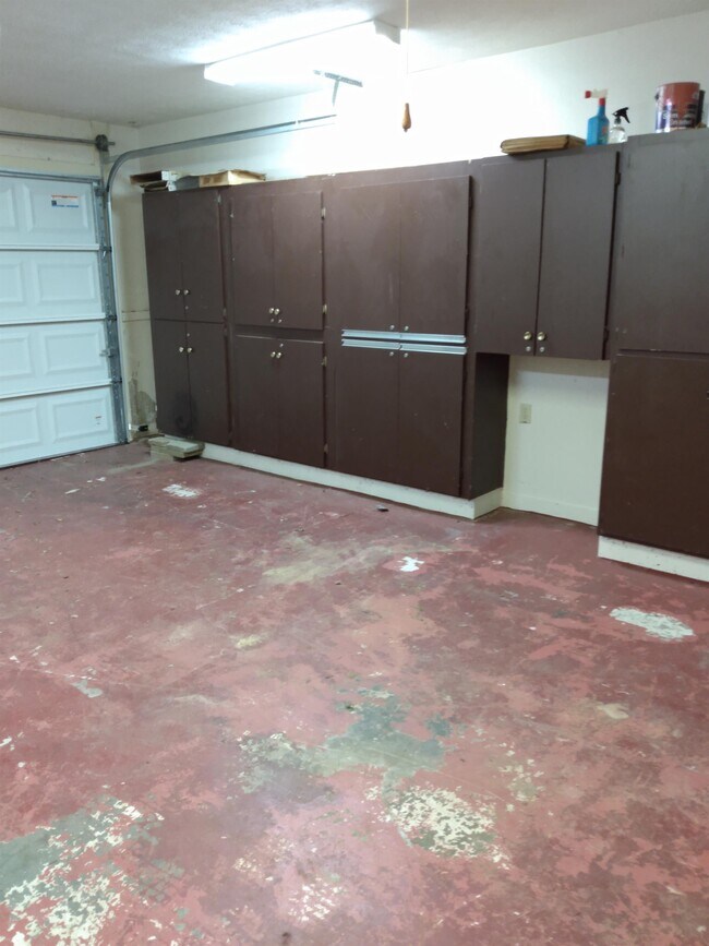 Building Photo - 2140 Cedar Oaks Dr