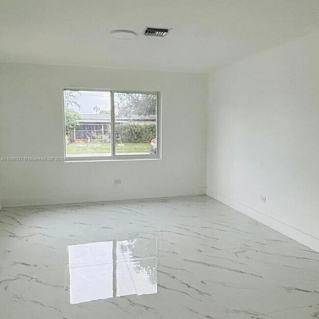 Building Photo - 1598 NE 174th St