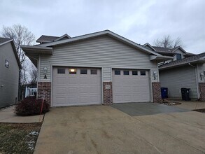 Building Photo - 2 Bedroom 1.5 bath condo with attached garage in great NE location!