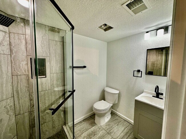 Building Photo - AVAILABLE NOW! Charming 3-Bedroom Retreat ...