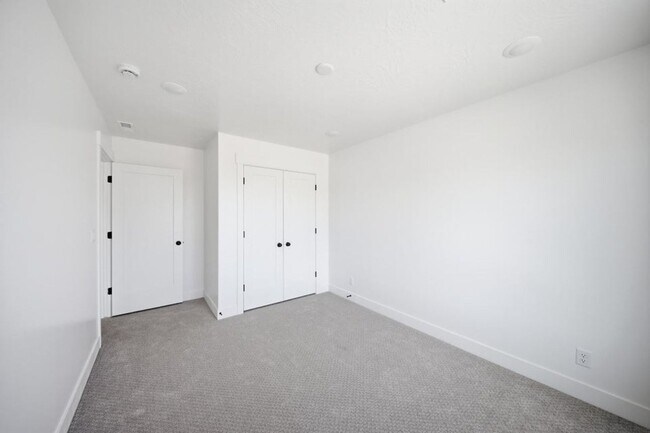 Building Photo - 946 Malibu Dr