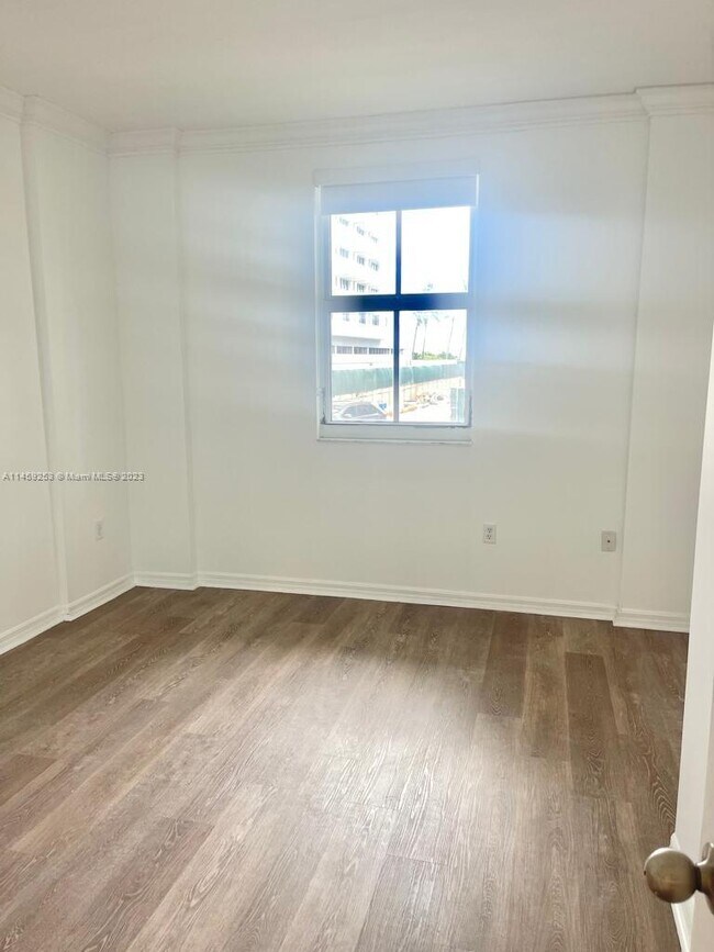 Building Photo - 9172 Collins Ave