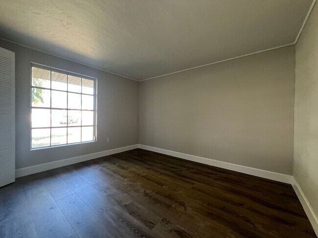 Building Photo - $1,695 ** Annual ** Available 6/1/26 ** Recently Upgraded **3 Bedroom / 2 Bath * Port Charlotte