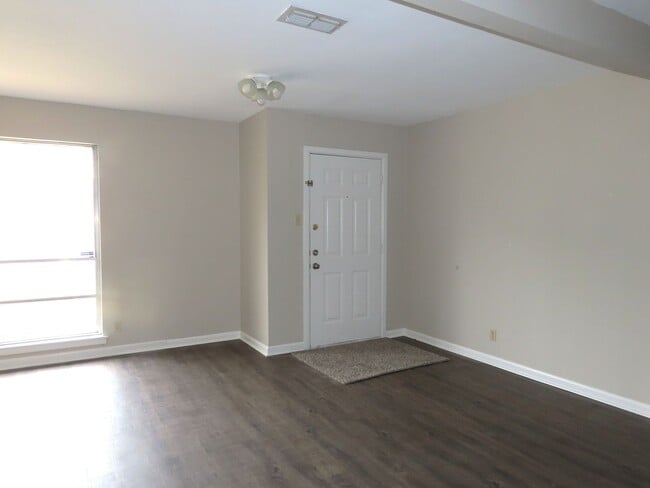 Building Photo - Spacious 3 Bedroom 2 Bathroom Home with LARGE Backyard!