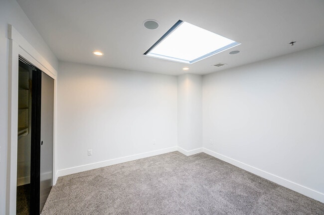 Building Photo - 423 W College Ave