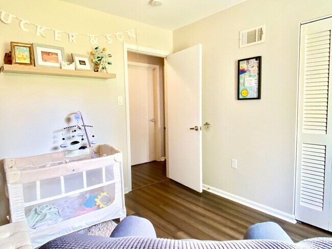 Building Photo - Amazing 4 Bedroom 2 Bathroom! Large Lot!  ...