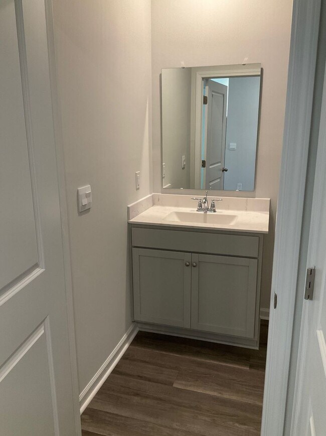 Building Photo - Welcome to this stunning townhouse in Leland, NC!