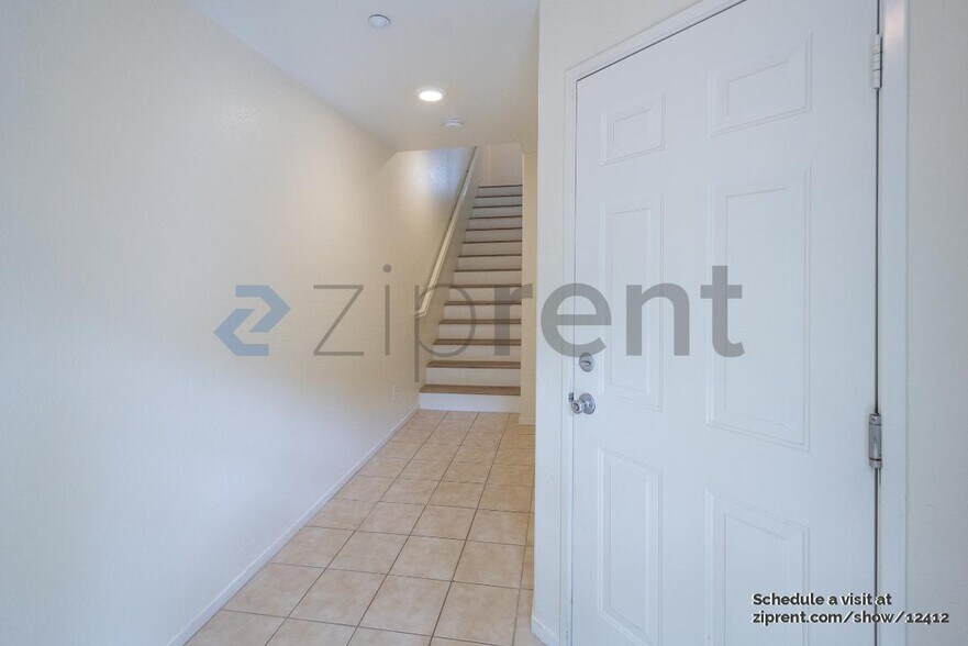 Building Photo - 16935 Laurel Hill Ln