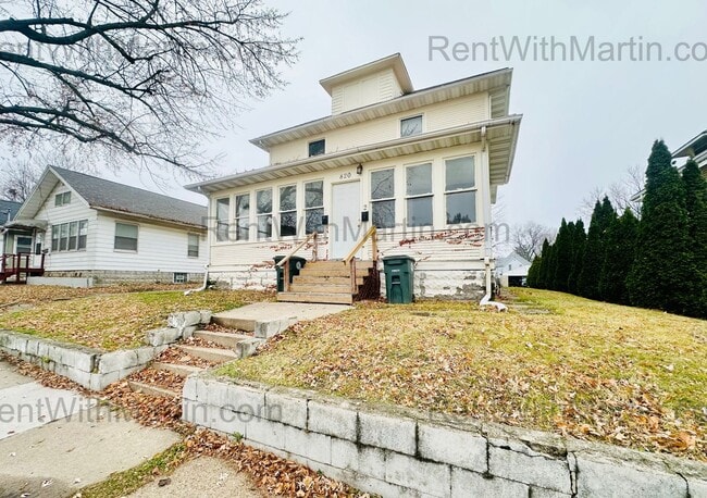 Primary Photo - 820 W 2nd St