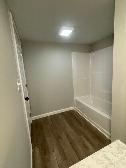 Building Photo - 84 Tuttle Ln