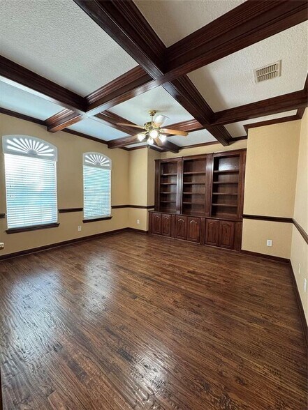 Building Photo - 9101 Forest Hills Dr