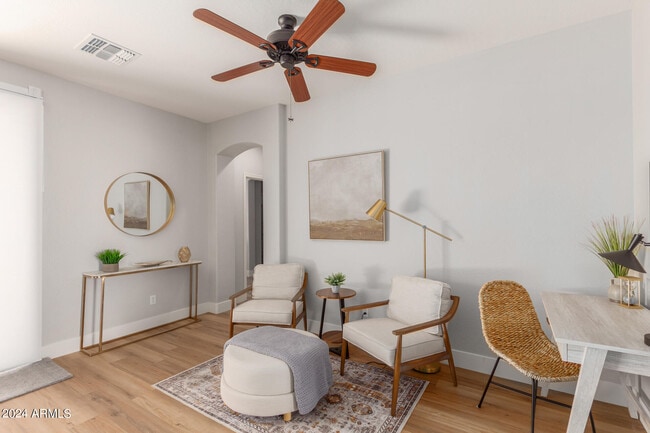 Building Photo - 3725 E Meadowview Dr