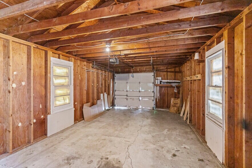 Building Photo - 810 W 77th St