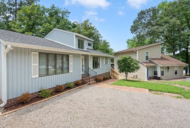 Building Photo - 3 Bedroom Contemporary Carolina Trace Home...