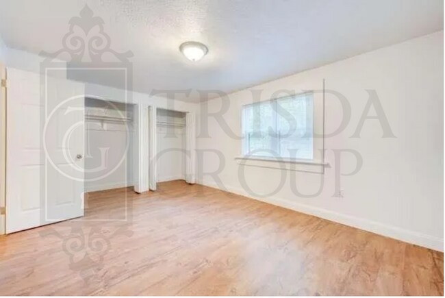 Building Photo - Avail June 1st! Renovated Crafton 2BR Apt, A/C, Private laundry/storage, Parking, Pets OK!