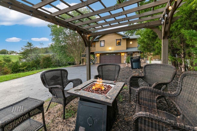 Building Photo - 2140 Battle Hill Rd