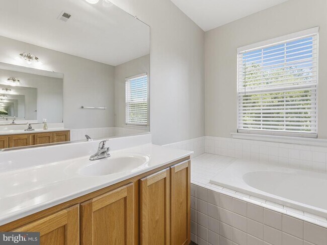 Building Photo - 45370 Barefoot Dr
