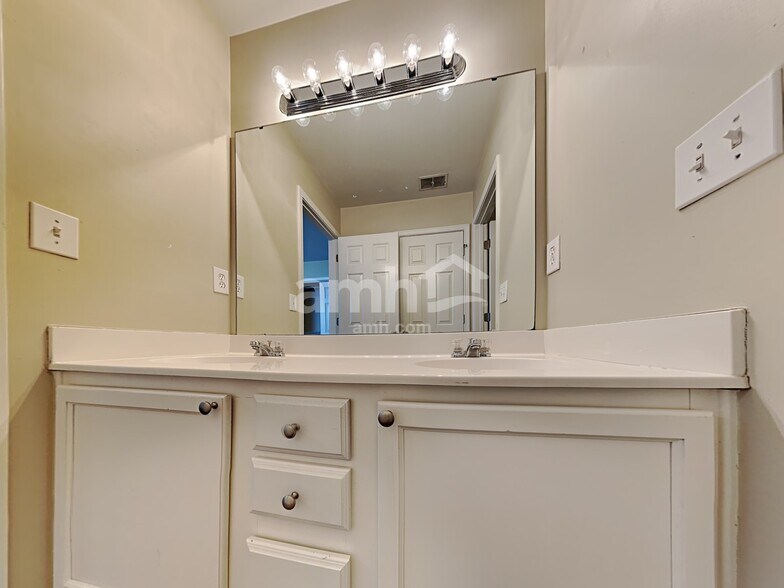 Building Photo - 1103 Homework Ave