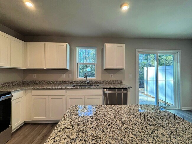Building Photo - New 3 bed 2.5 bath Townhouse in Forestbrook